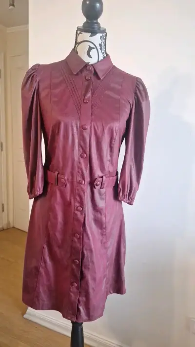 Vestido burdeos con botones y cinturón - miniatura 1