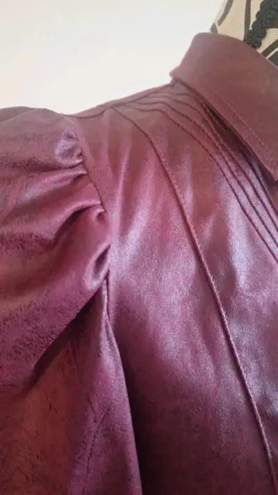 Vestido burdeos con botones y cinturón - miniatura 5