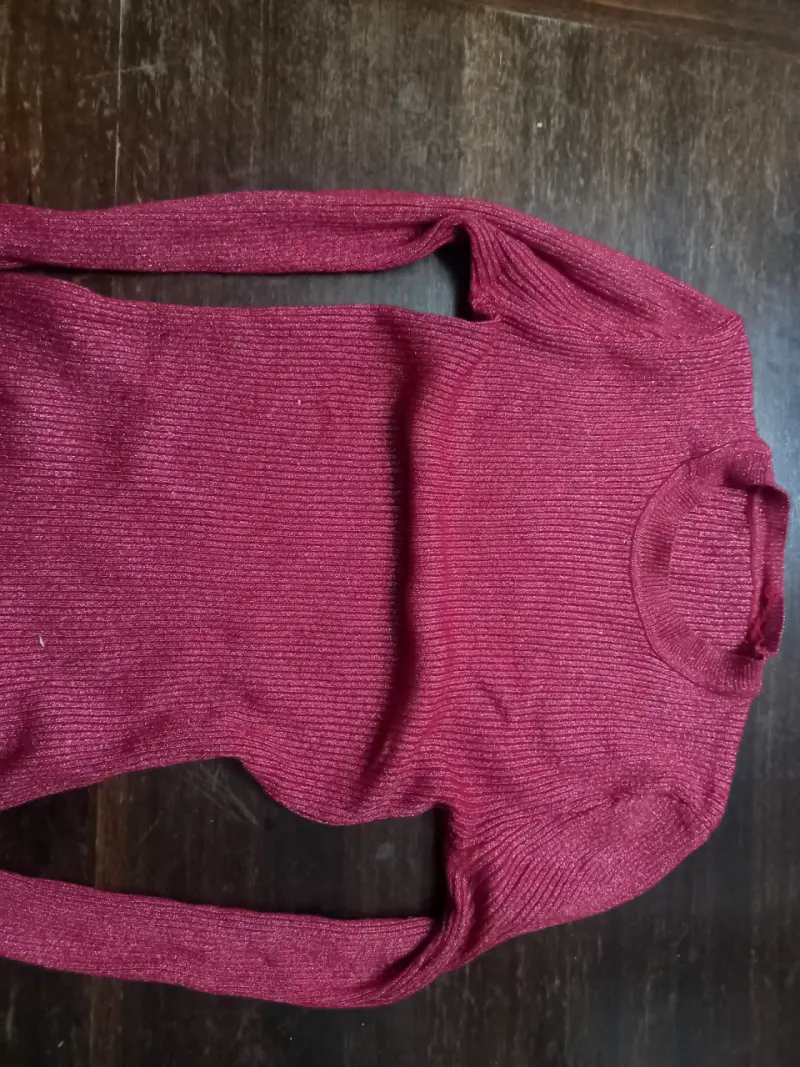 Suéter de mujer color burdeos con cuello alto