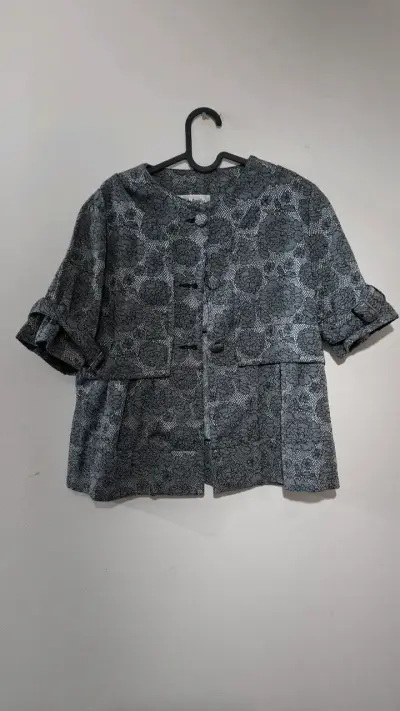 Chaqueta tipo brocatto gris con diseño floral - miniatura 1