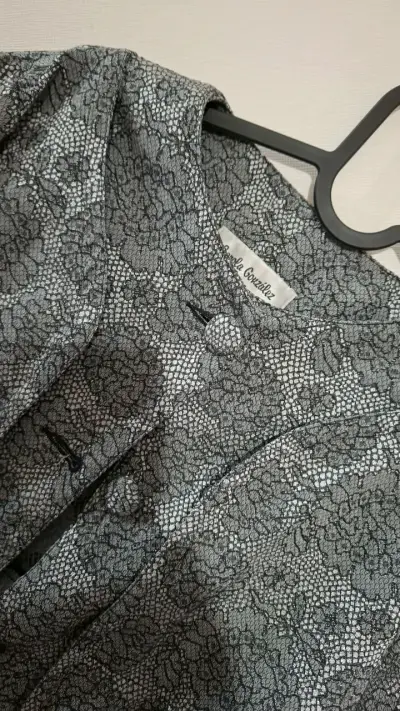 Chaqueta tipo brocatto gris con diseño floral - miniatura 2