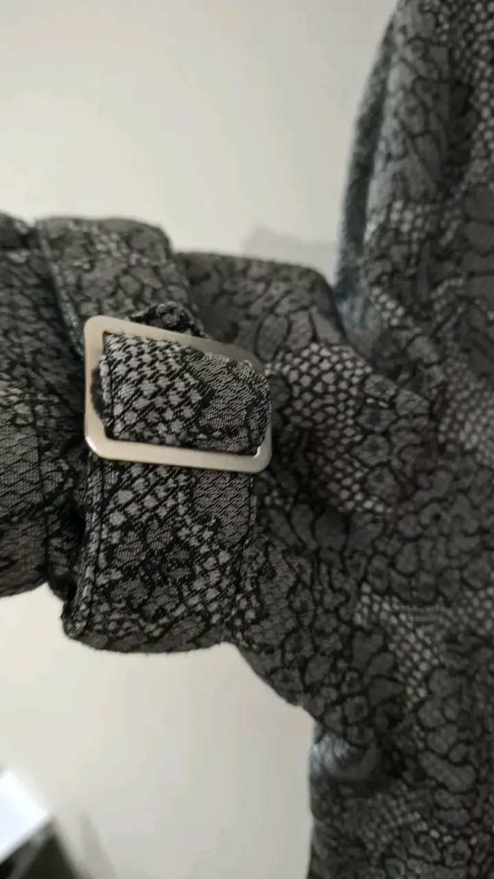 Chaqueta tipo brocatto gris con diseño floral - 3