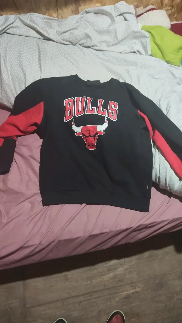 Polerón Chicago Bulls negro y rojo