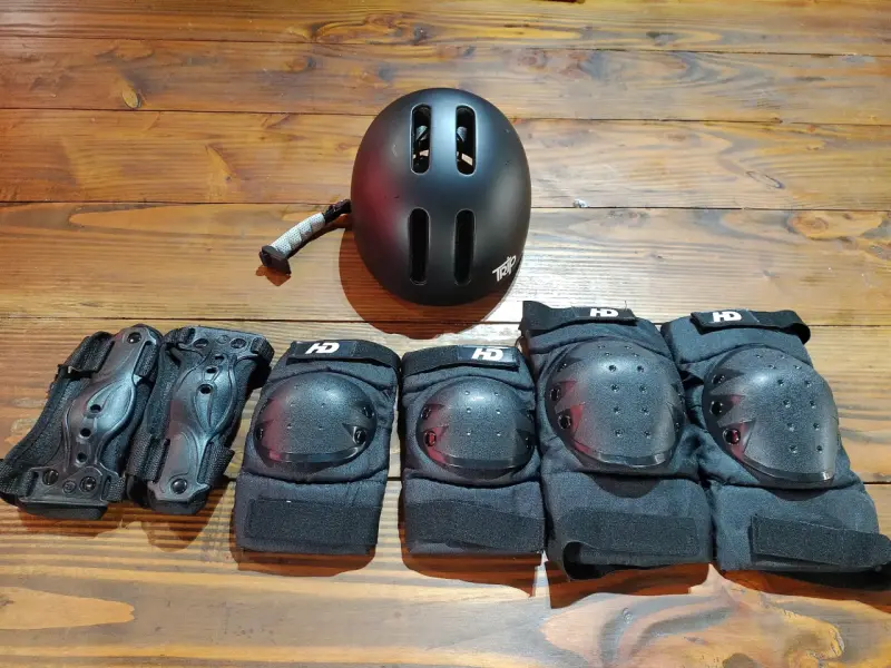 Casco y protecciones para patinaje negro - 1