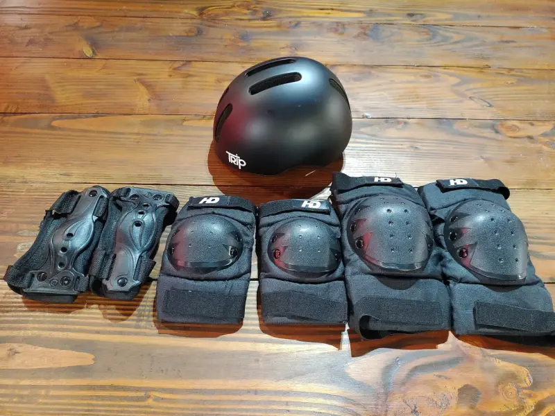 Casco y protecciones para patinaje negro - 2
