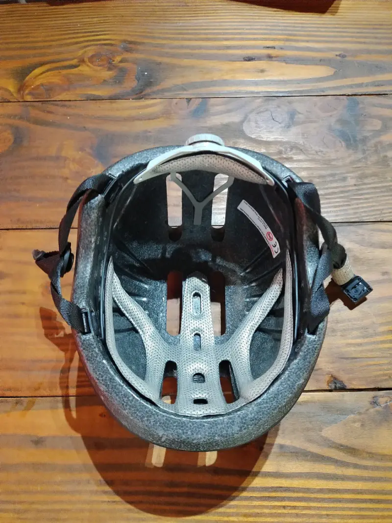 Casco y protecciones para patinaje negro - 3