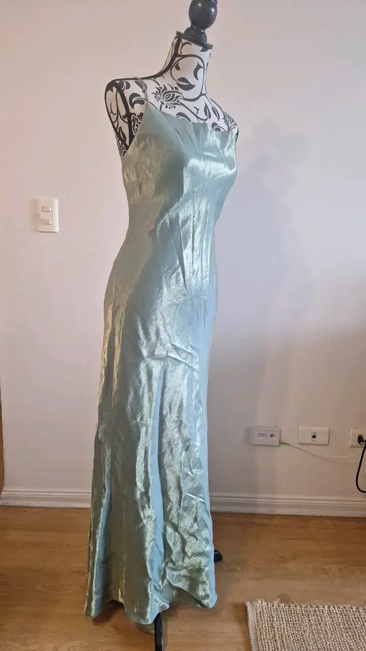 Vestido largo satinado verde con tirantes cruzados - 1