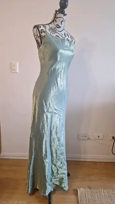 Vestido largo satinado verde con tirantes cruzados - miniatura 1