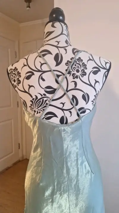 Vestido largo satinado verde con tirantes cruzados - miniatura 3