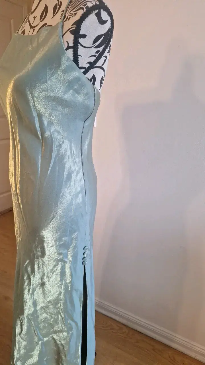 Vestido largo satinado verde con tirantes cruzados - 4