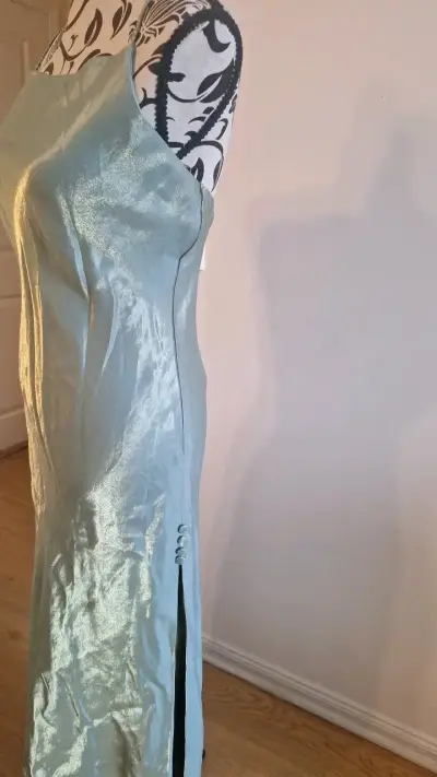 Vestido largo satinado verde con tirantes cruzados - miniatura 4