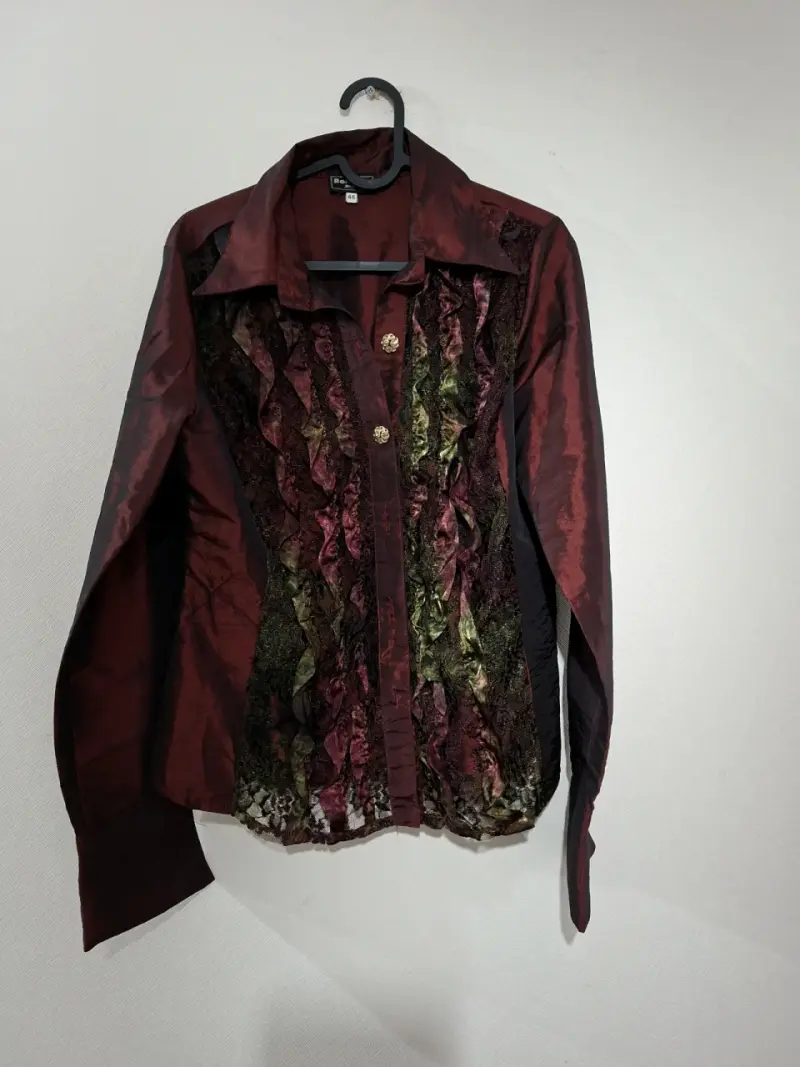 Blusa de mujer elegante con detalles en encaje - 1