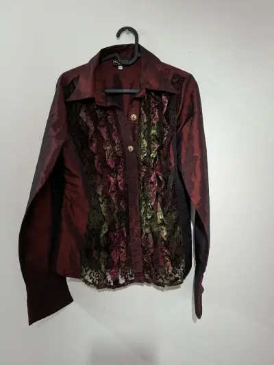 Blusa de mujer elegante con detalles en encaje - miniatura 1