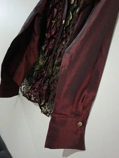 Blusa de mujer elegante con detalles en encaje - miniatura 3
