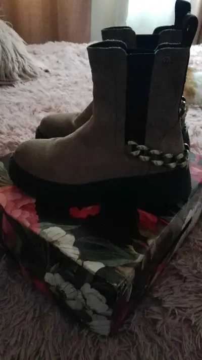 Botines de gamuza con cadena decorativa - miniatura 2