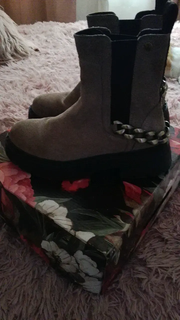 Botines de gamuza con cadena decorativa - 3