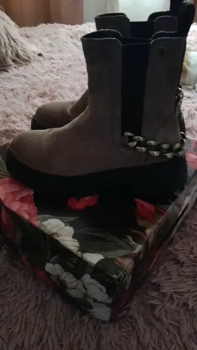 Botines de gamuza con cadena decorativa - miniatura 3