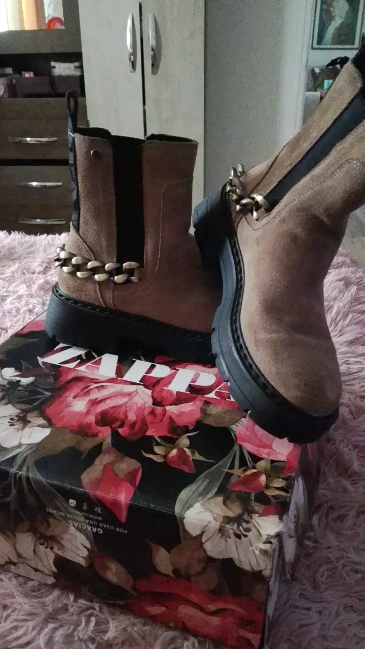 Botines de gamuza con cadena decorativa - 4