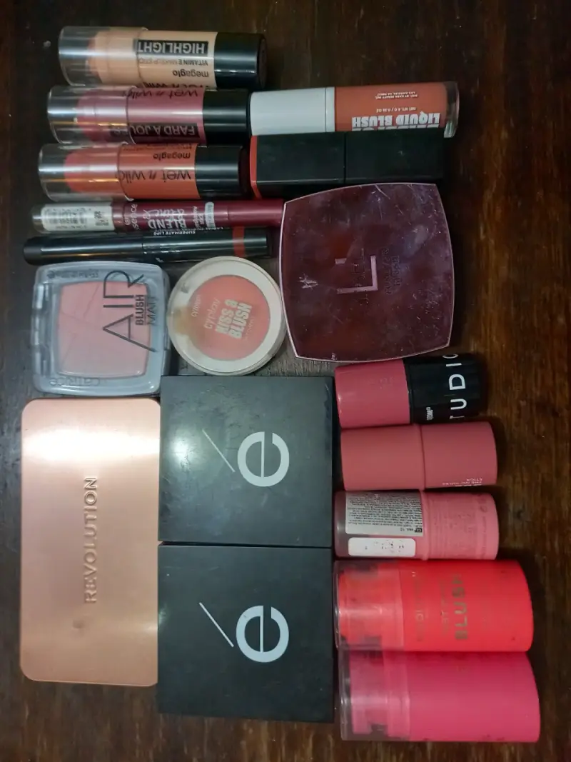 Lote de maquillaje variado con paletas y rubores