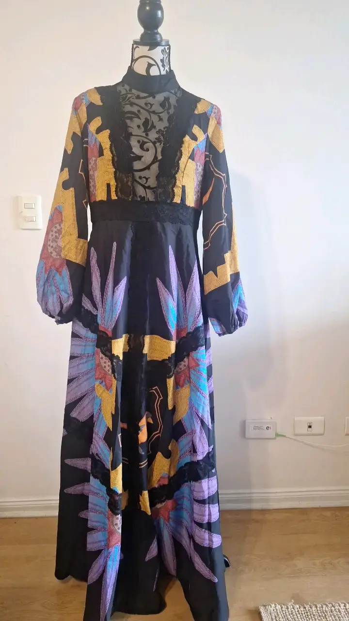 Vestido largo estampado con encaje floral - 1