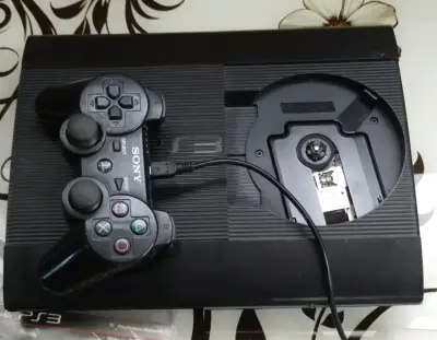 Consola PlayStation 3 con control y juegos - miniatura 1