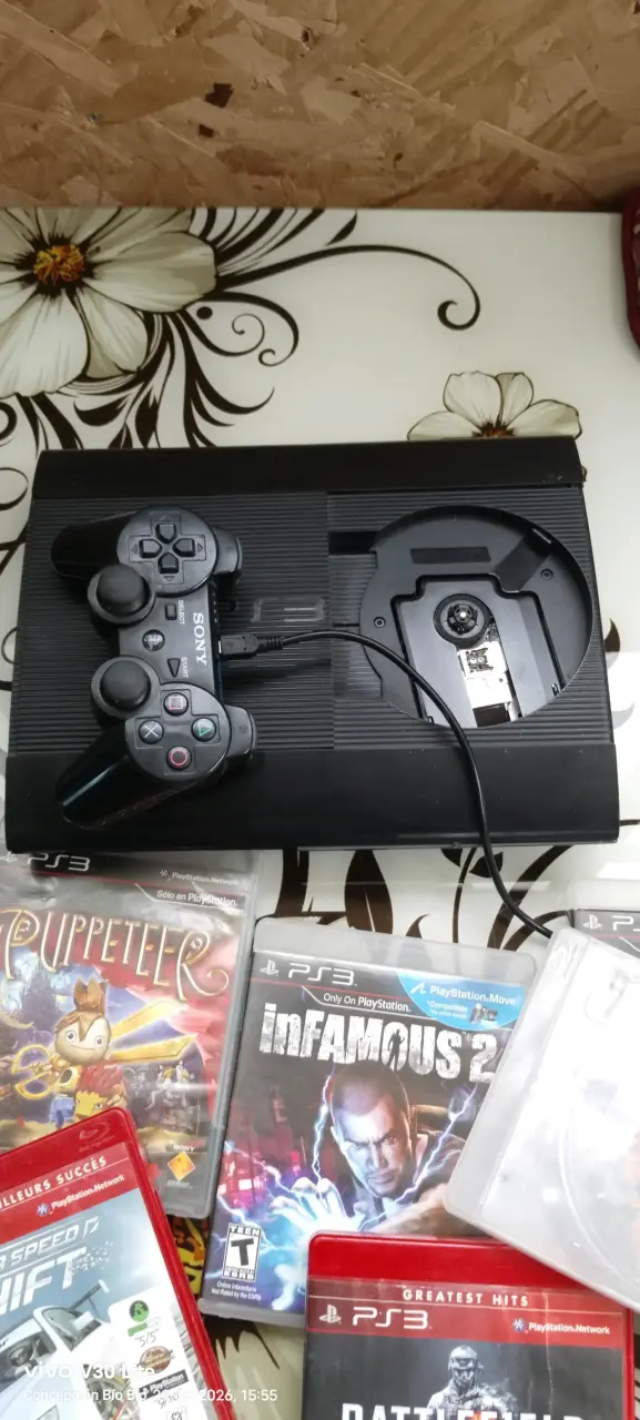 Consola PlayStation 3 con control y juegos - 2