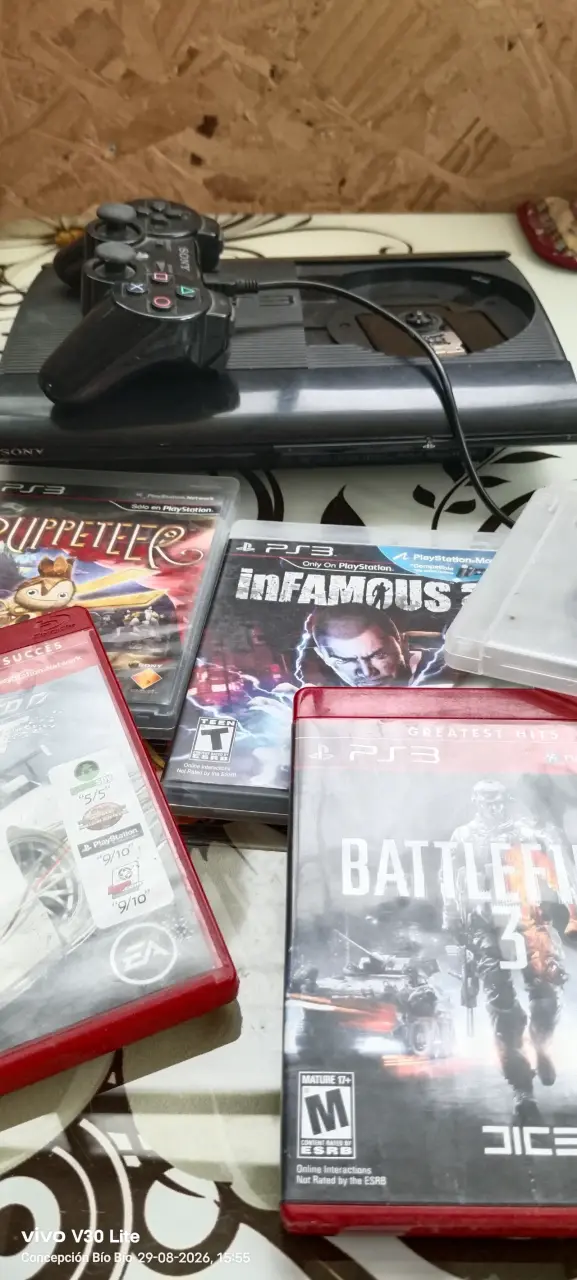 Consola PlayStation 3 con control y juegos - 4