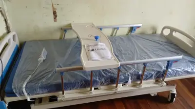 Cama clínica eléctrica Livelia con barandas ajustables - miniatura 1