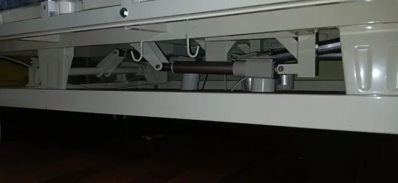 Cama clínica eléctrica Livelia con barandas ajustables - 2