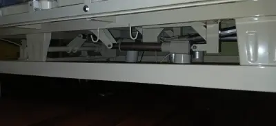 Cama clínica eléctrica Livelia con barandas ajustables - miniatura 2