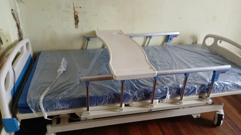 Cama clínica eléctrica Livelia con barandas ajustables - 3