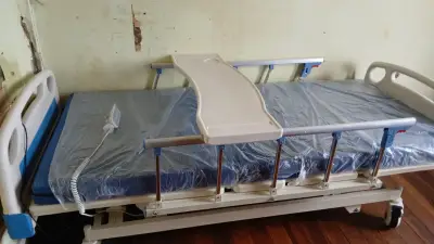 Cama clínica eléctrica Livelia con barandas ajustables - miniatura 3