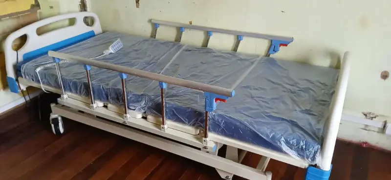 Cama clínica eléctrica Livelia con barandas ajustables - 6