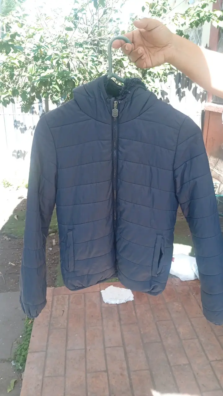 Chaqueta acolchada azul con capucha - 1