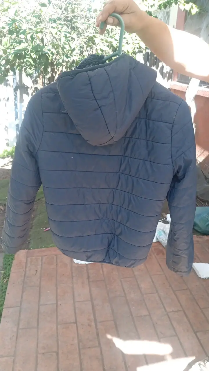 Chaqueta acolchada azul con capucha - 2