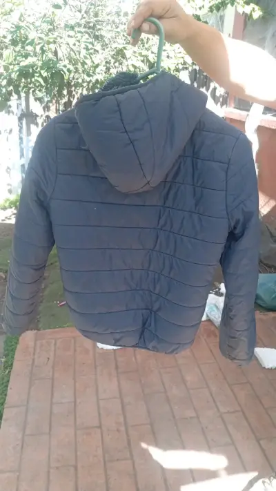 Chaqueta acolchada azul con capucha - miniatura 2