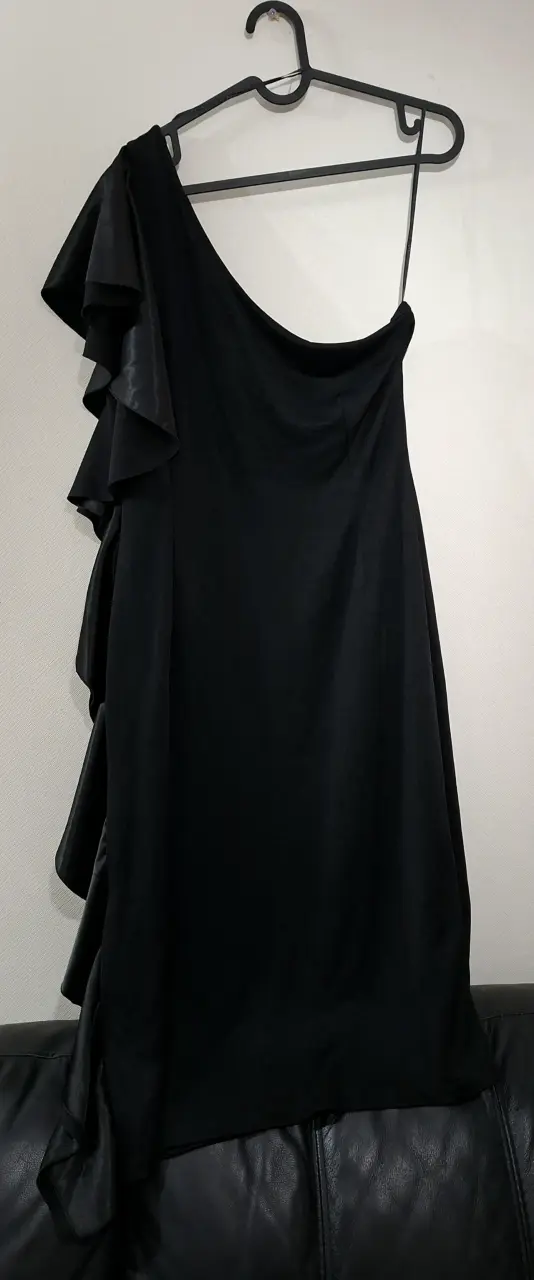 Vestido negro asimétrico con volantes - 1