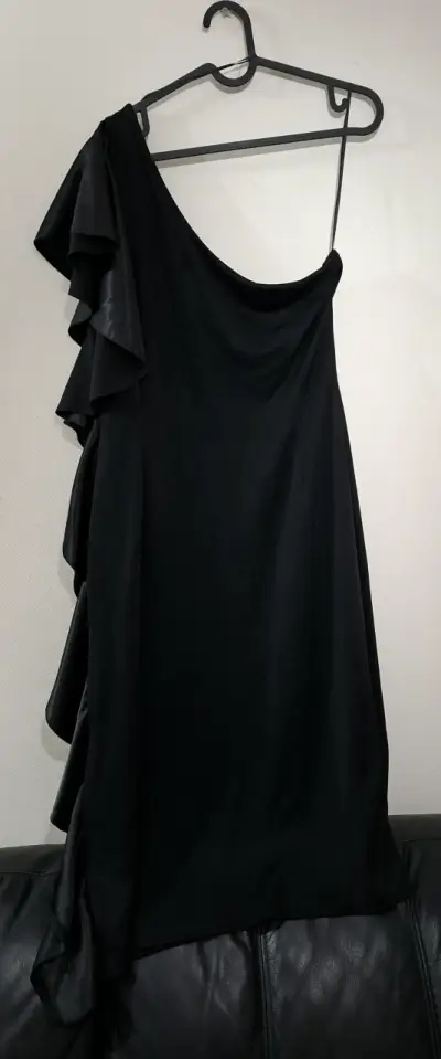 Vestido negro asimétrico con volantes - miniatura 1