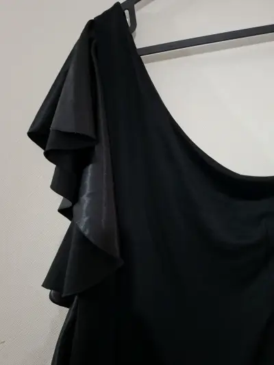 Vestido negro asimétrico con volantes - miniatura 2