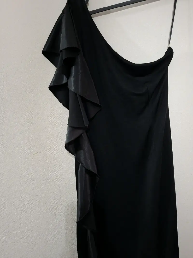 Vestido negro asimétrico con volantes - 3
