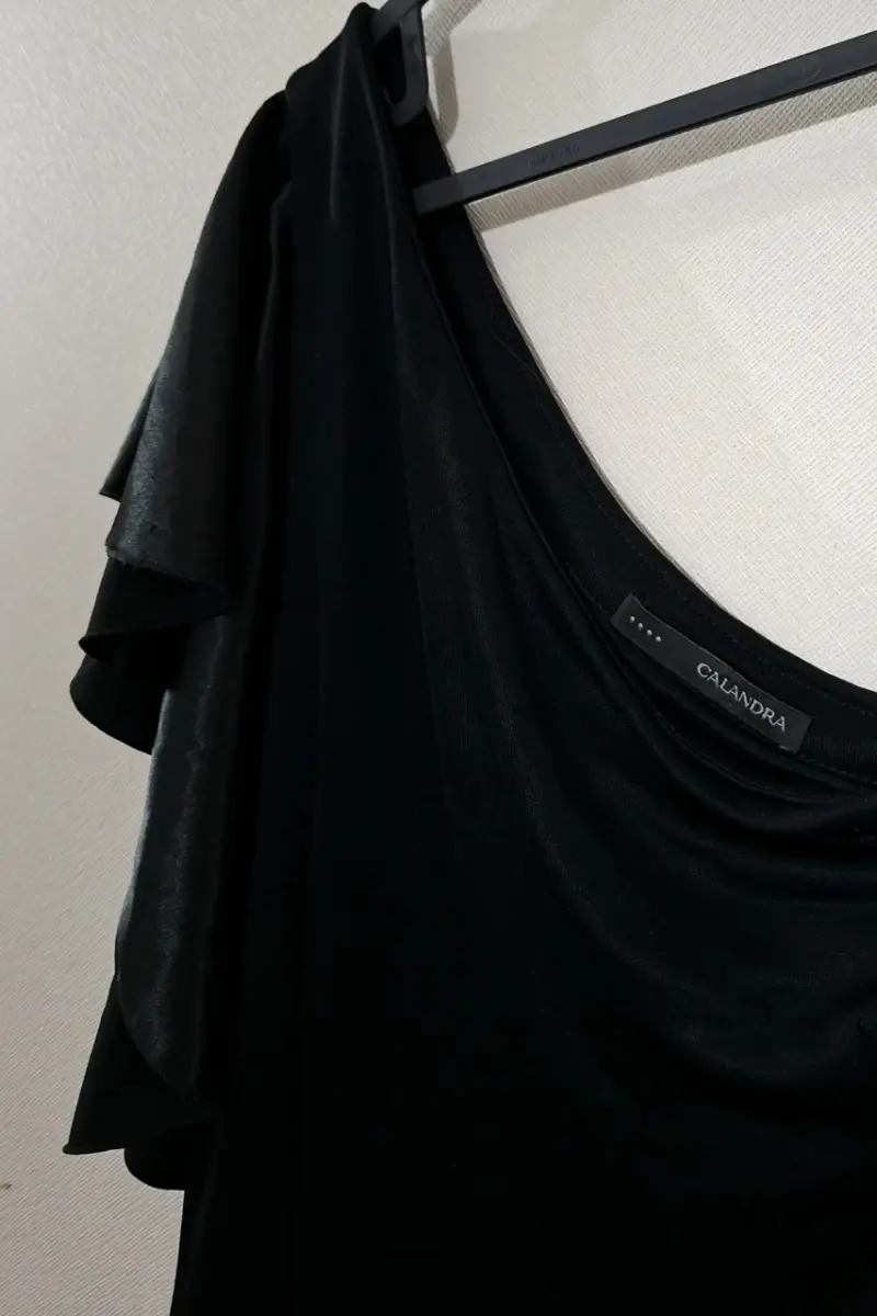 Vestido negro asimétrico con volantes - 4