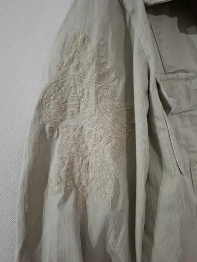 Chaqueta beige/verde claro con bordado y cinturón - miniatura 2