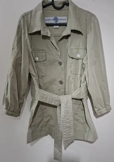 Chaqueta beige/verde claro con bordado y cinturón - miniatura 3
