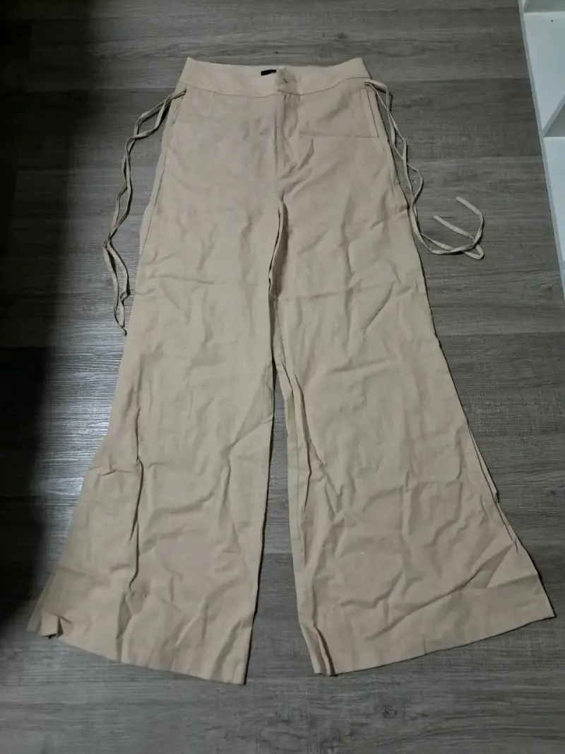 Pantalones beige de lino con lazos laterales - 1