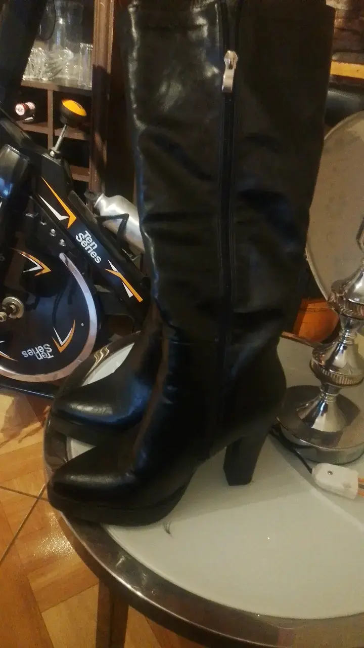 Botas de cuero negras con tacón alto - 1