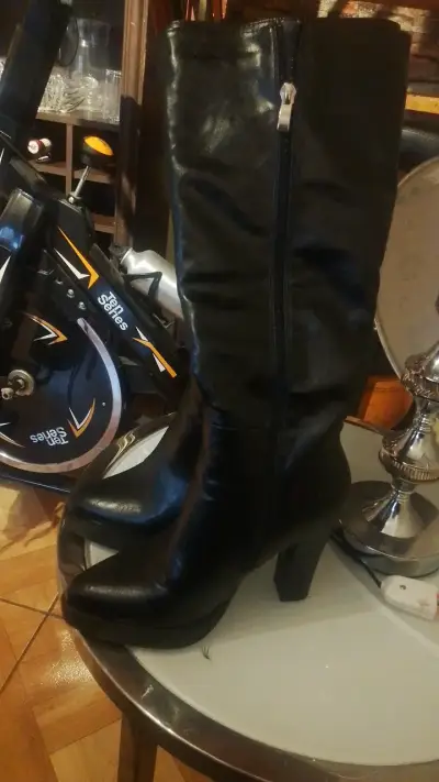 Botas de cuero negras con tacón alto - miniatura 2