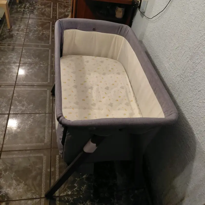 Cuna colecho gris para bebé en buen estado - 1