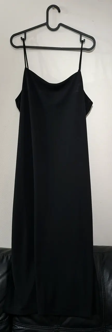 Vestido lencero negro de tirantes