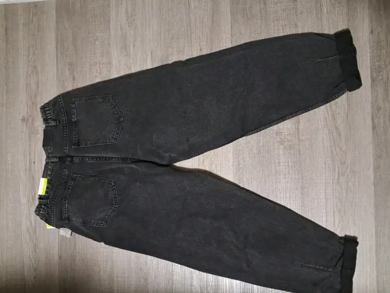 Jeans negros para mujer con estilo casual - 1