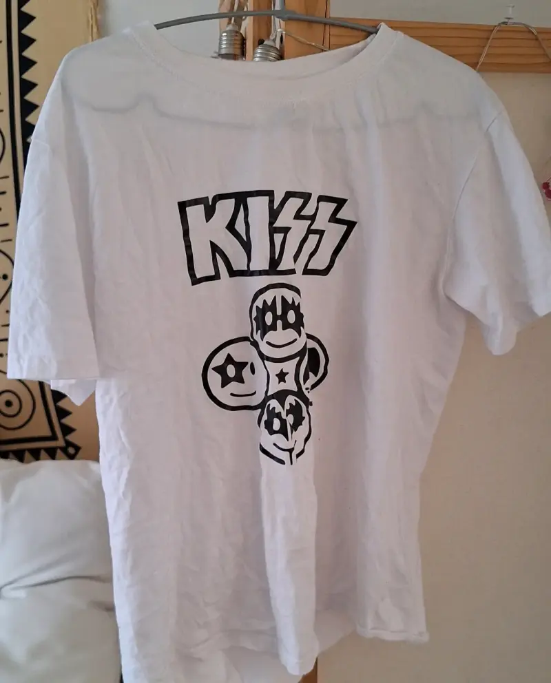 Polera blanca con diseño de Kiss - 1